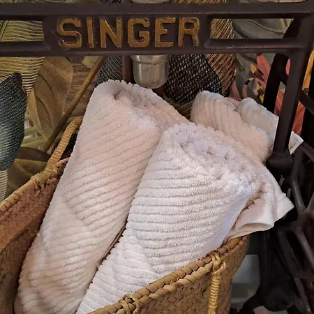 ベッド・アンド・ブレックファスト La Maison Du Griffoul Bb A La Source Cascade Et Terroir Salles-la-Source